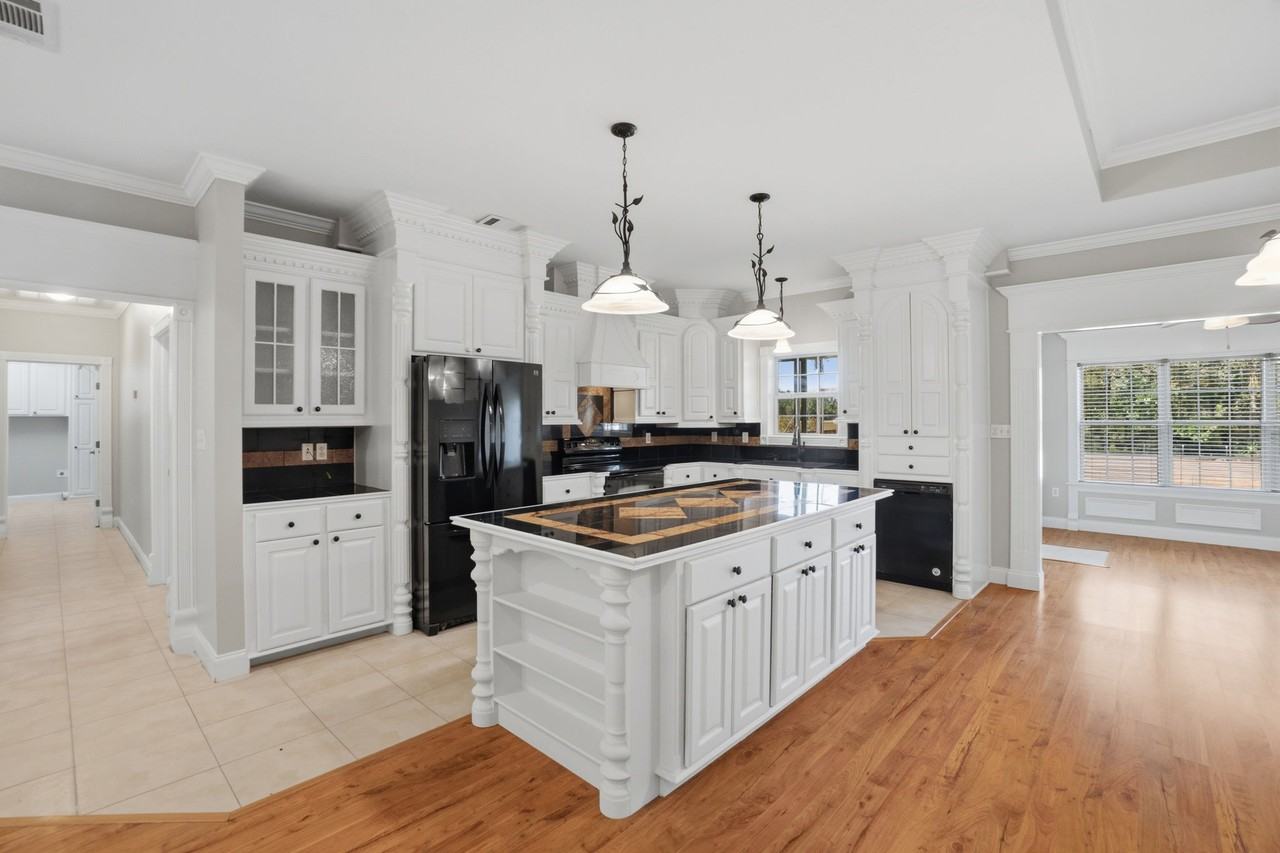 563 Scruggs Rd - Photo 6 of 25