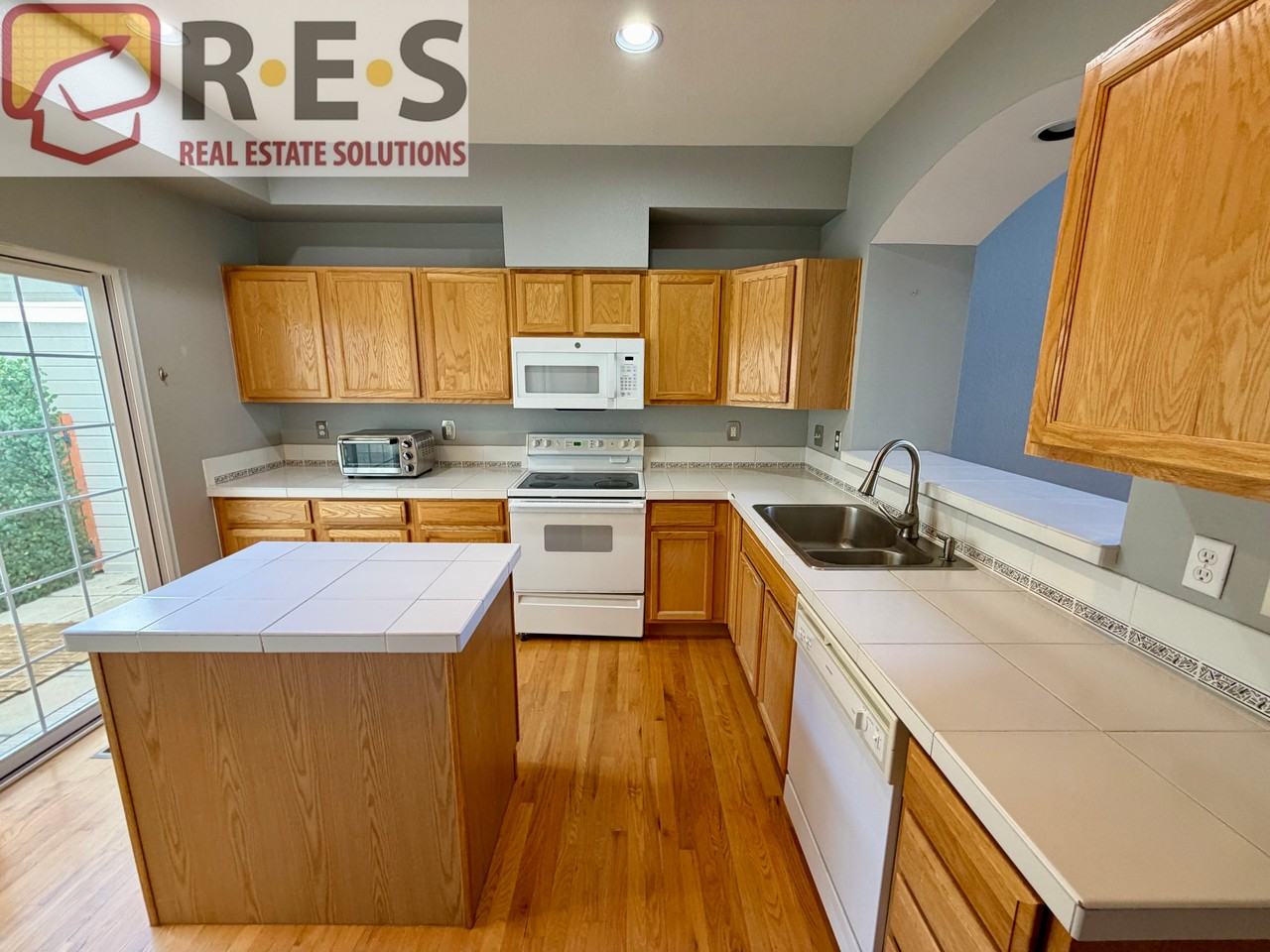 8300 Fairmount Dr - Photo 3 of 20