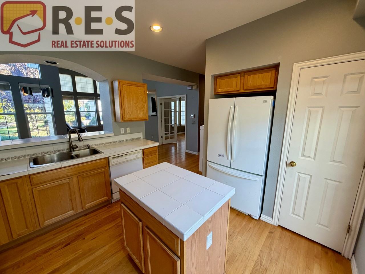 8300 Fairmount Dr - Photo 4 of 20