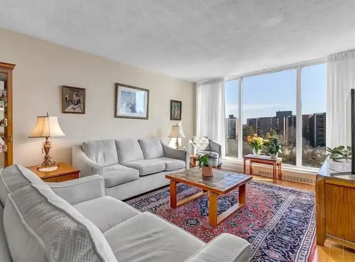 19 Woodlawn Rd E #601 - Photo 5 of 8