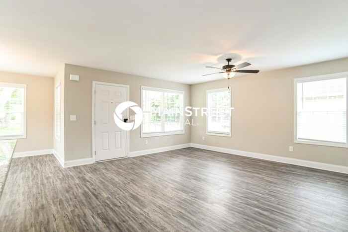 223 Maple St - Photo 3 of 14