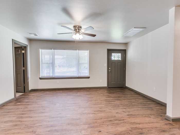 2032 Sheffield Rd - Photo 5 of 28