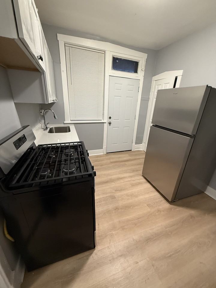 6004 N Paulina St - Photo 4 of 7