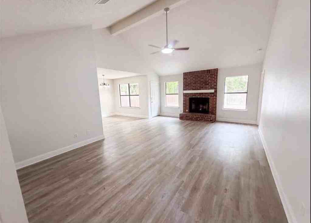 16207 Parkway W Park St #DR - Photo 2 of 10