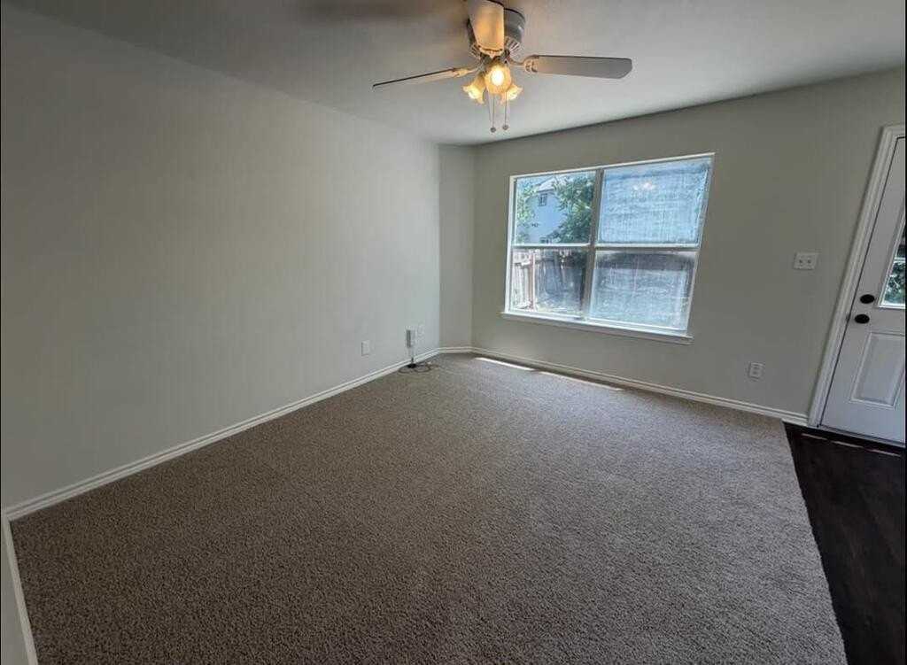 1555 Parkfield N Park St #CIR - Photo 3 of 10