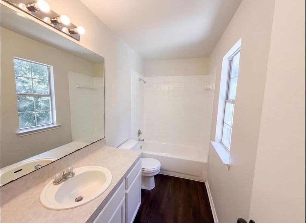 1555 Parkfield N Park St #CIR - Photo 7 of 10