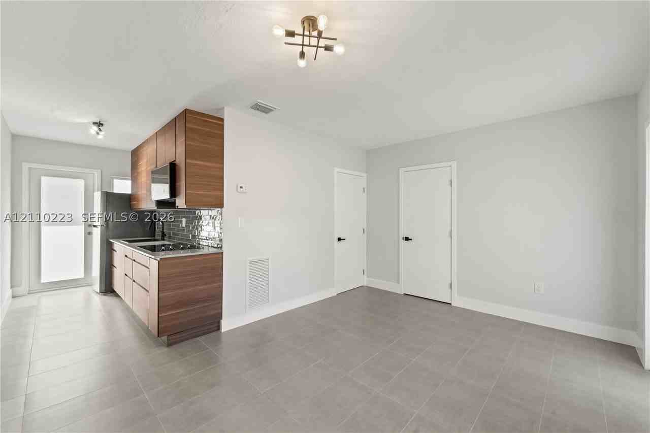 3502 Sw 25th St - Photo 5 of 16