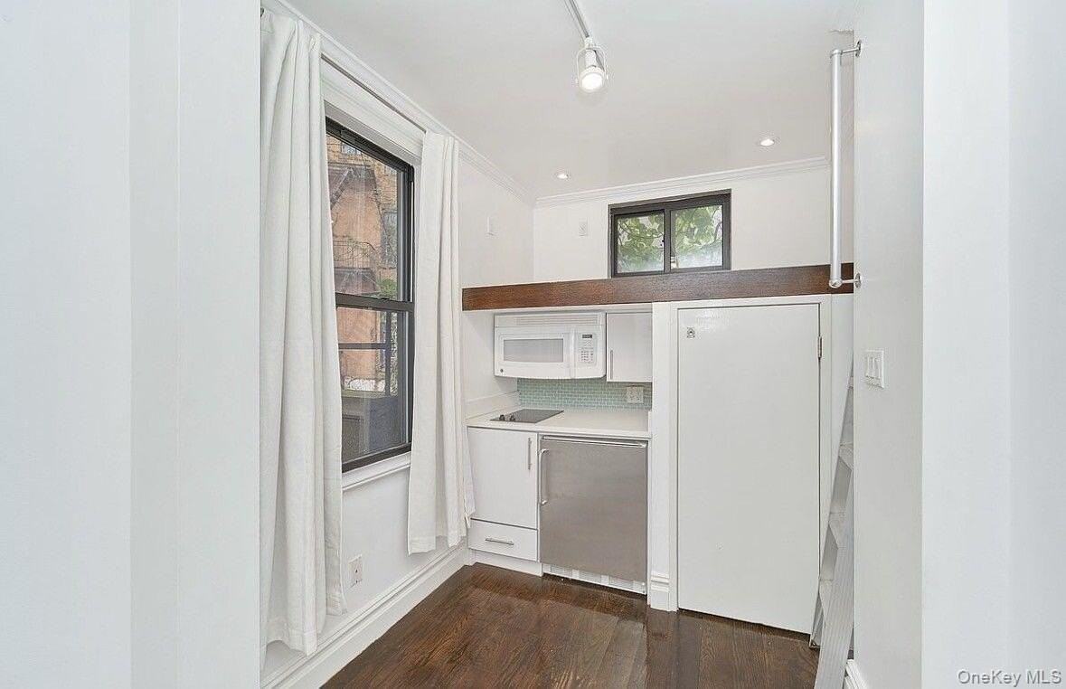 102 Greenwich Ave #10 - Photo 2 of 8