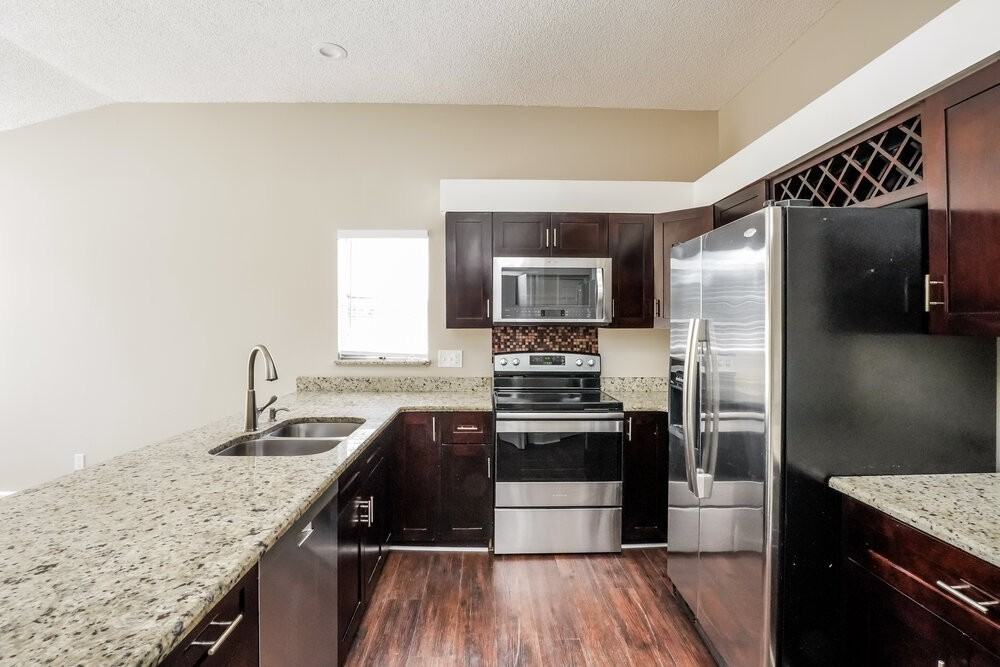 5592 Garden Grove Cir - Photo 6 of 16