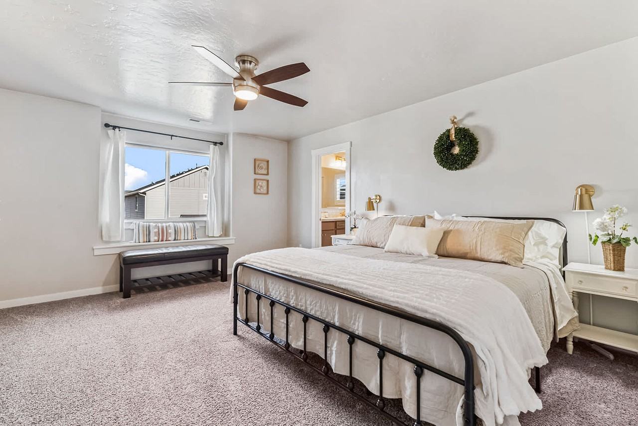 262 N Falling Water Ave #1642425P - Photo 7 of 46
