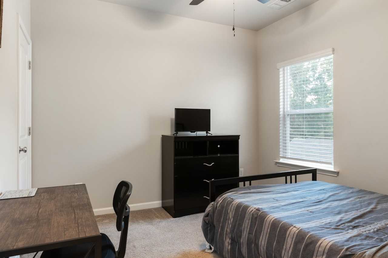 1289 Towne Square Ct #1586525P - Photo 7 of 38