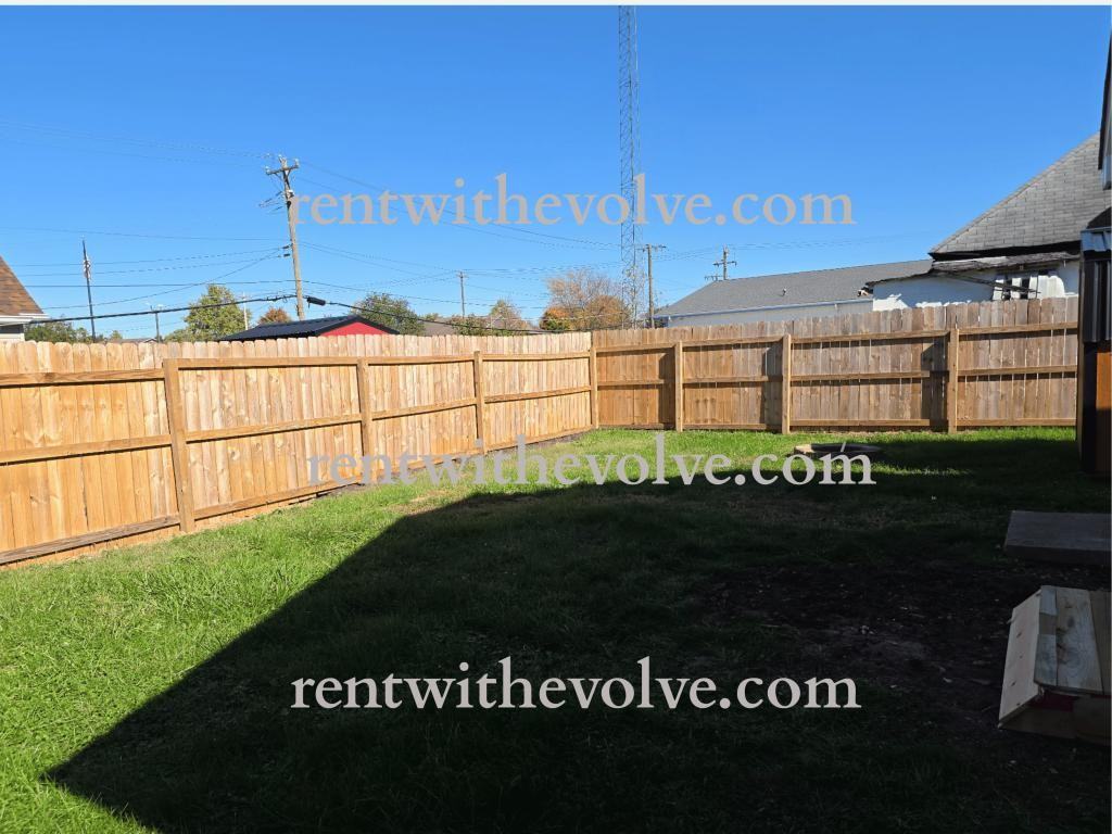 1352 Short St - Photo 3 of 4