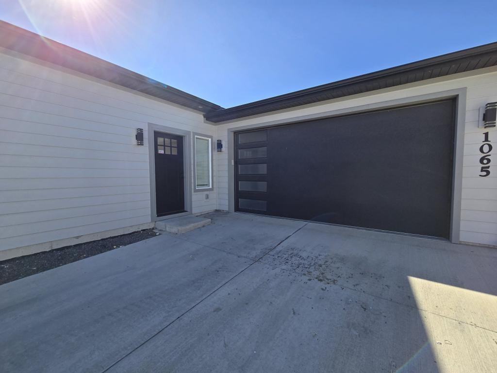 1065 Cheney Dr W - Photo 2 of 28