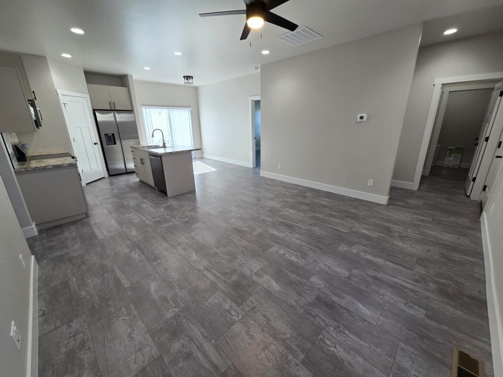1065 Cheney Dr W - Photo 3 of 28