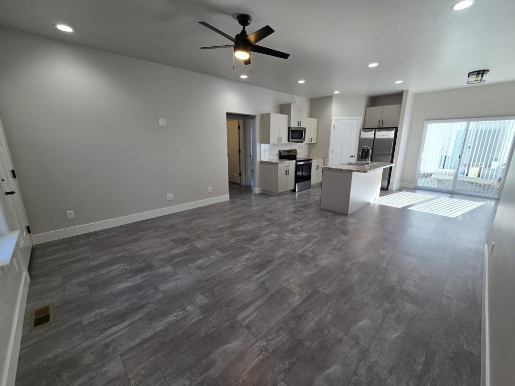 1065 Cheney Dr W - Photo 4 of 28
