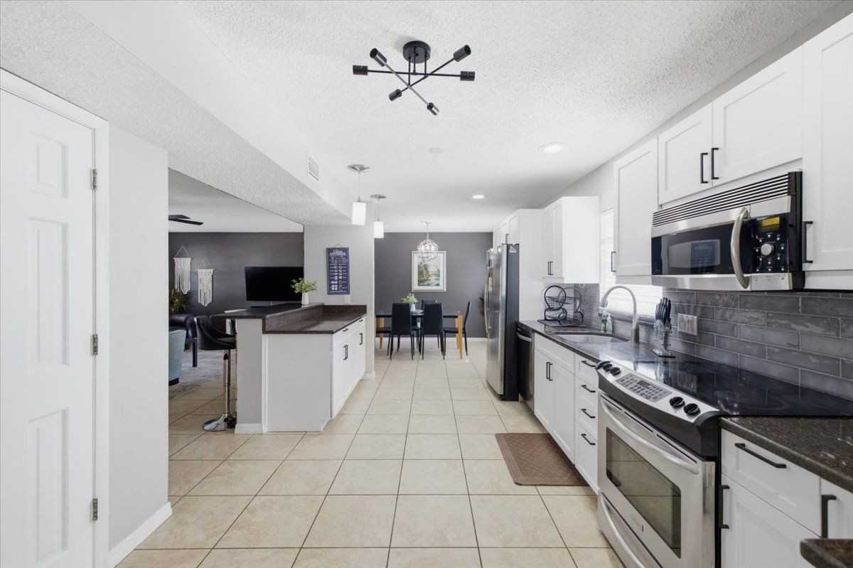 4710 Travertine Dr - Photo 5 of 32