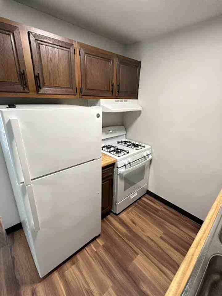 Plaza IV Apartments in St. Francis. - Photo 4 of 18