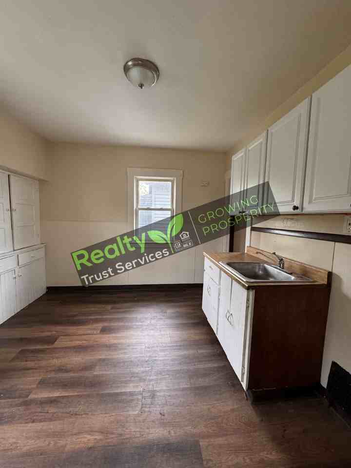 7918 Goodman Ave - Photo 3 of 19