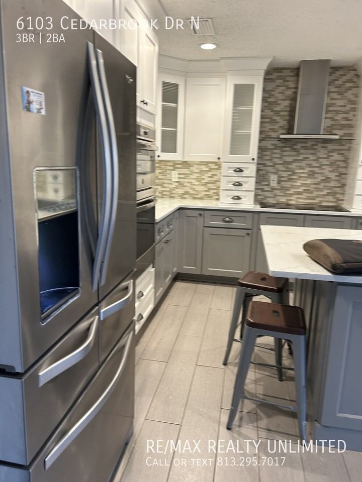 6103 Cedarbrook Dr N - Photo 4 of 34