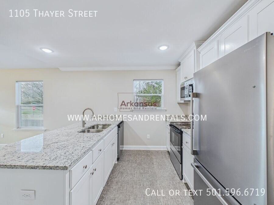 1105 Thayer St - Photo 4 of 12