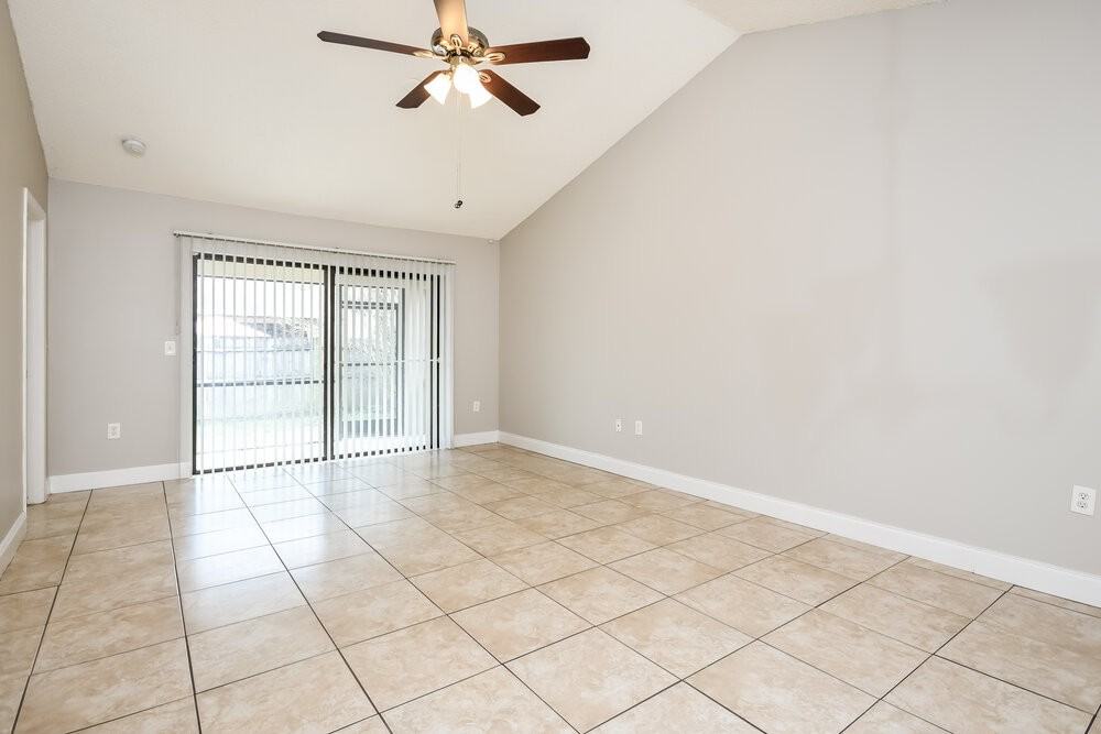 10645 Wyndcliff Dr - Photo 4 of 16