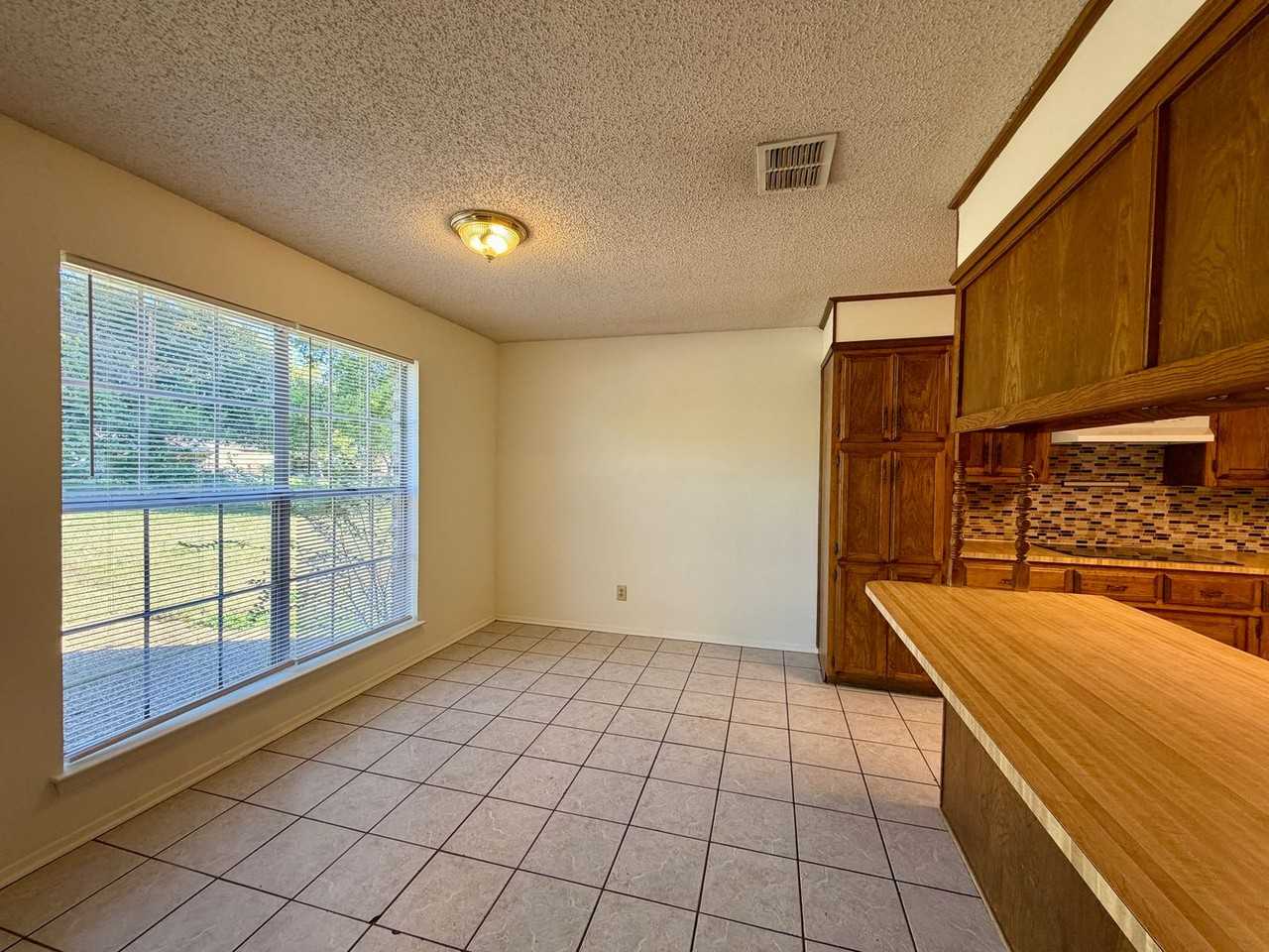 308 Cedarwood Ln - Photo 3 of 13
