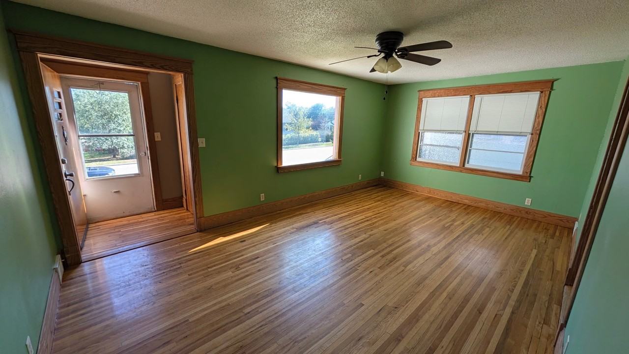 1021 12th St - Photo 3 of 12