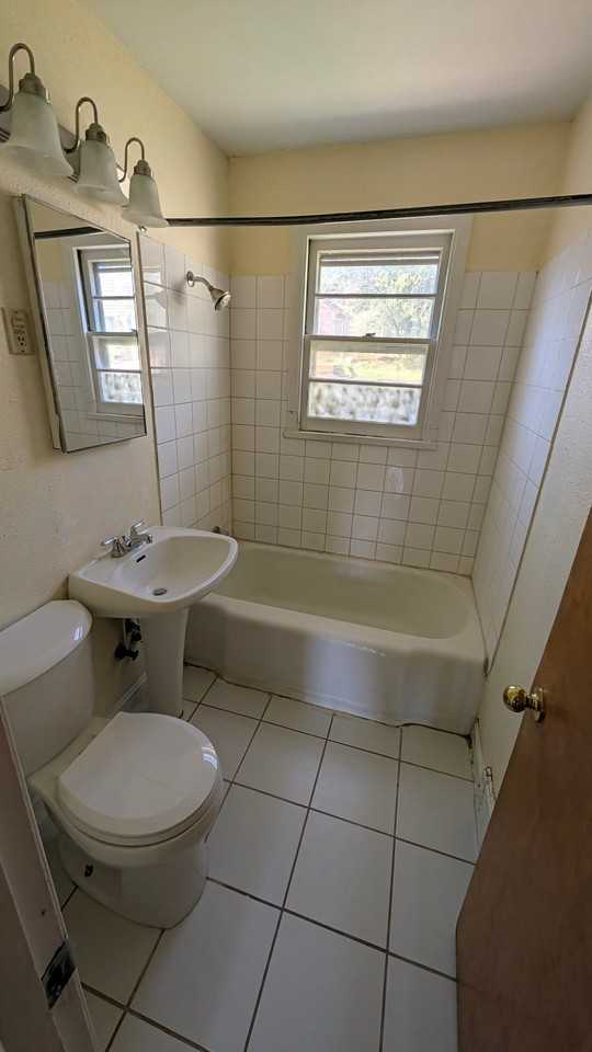 1021 12th St - Photo 6 of 12