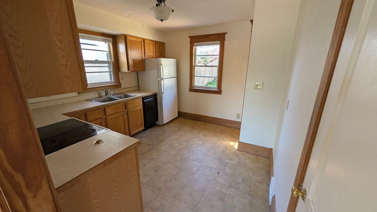 1021 12th St - Photo 7 of 12