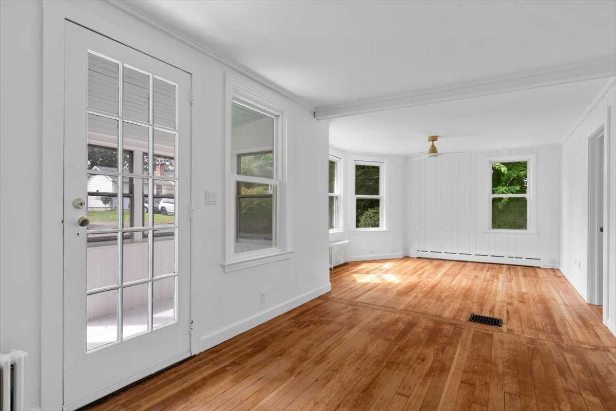 21 Green St - Photo 5 of 17
