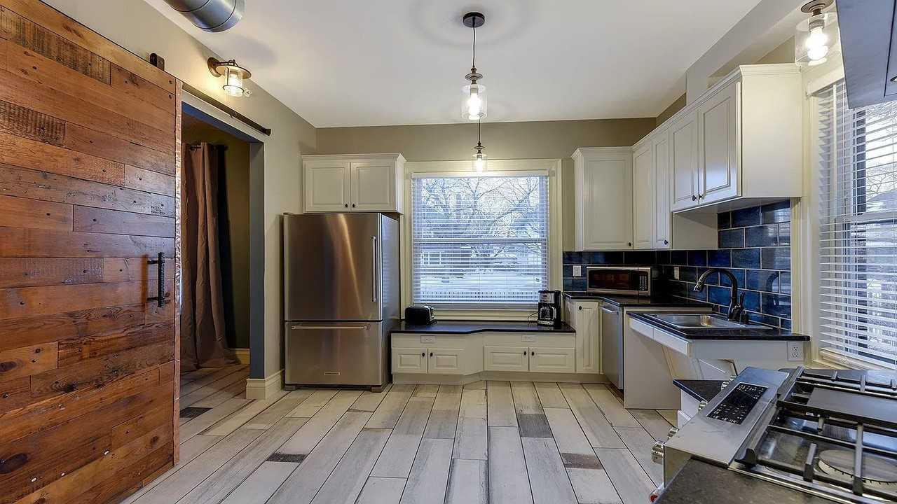 1802 11th Ave S #4 - Photo 3 of 18