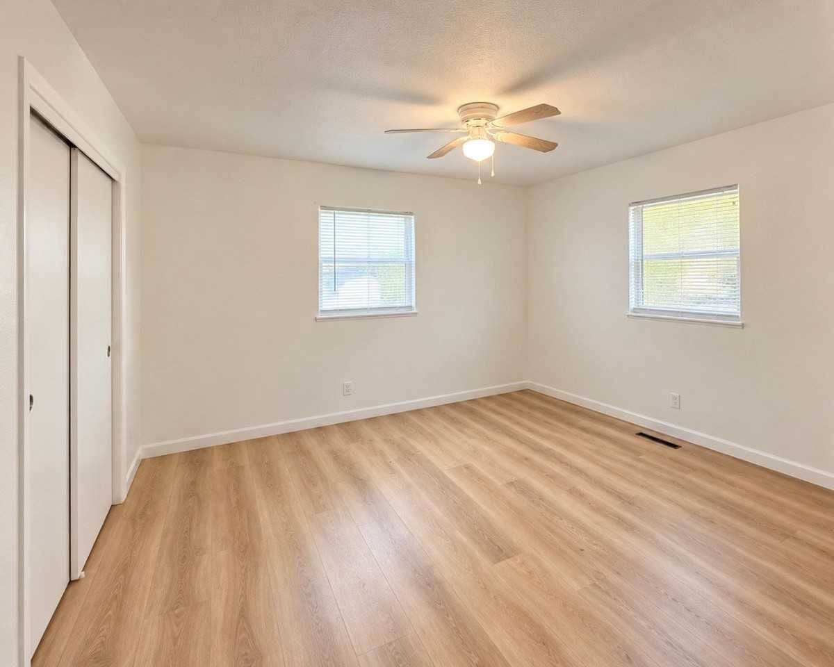 1242 Express Dr - Photo 3 of 4