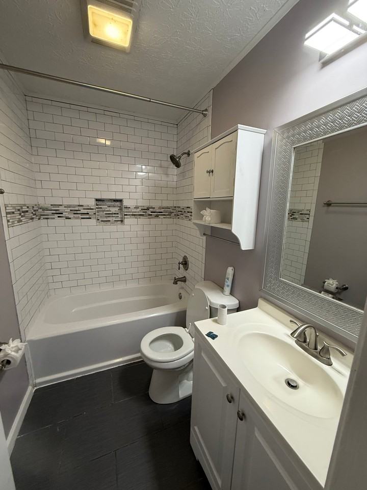 6540 Oak Park Ct - Photo 3 of 10