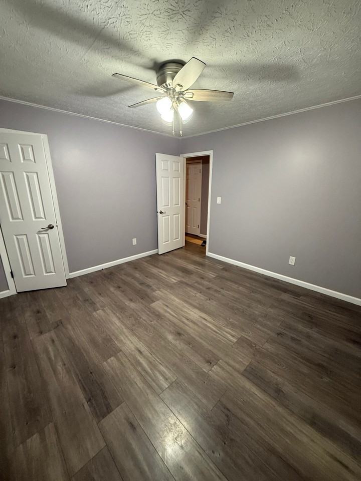6540 Oak Park Ct - Photo 5 of 10