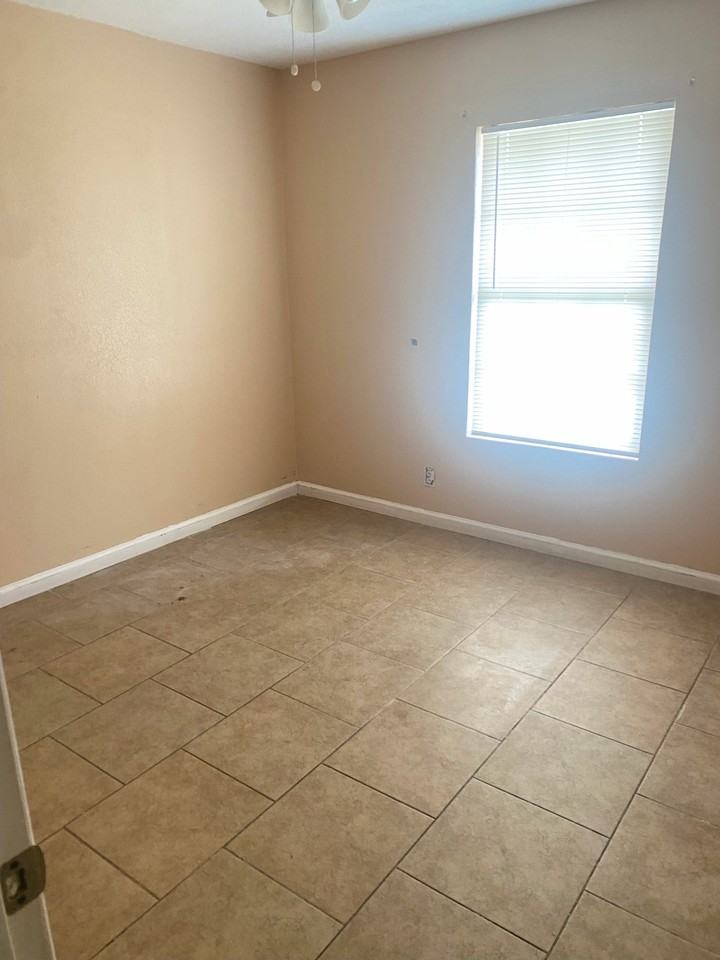 223 Dartmoor St - Photo 3 of 19