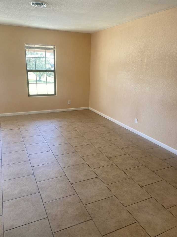 223 Dartmoor St - Photo 5 of 19