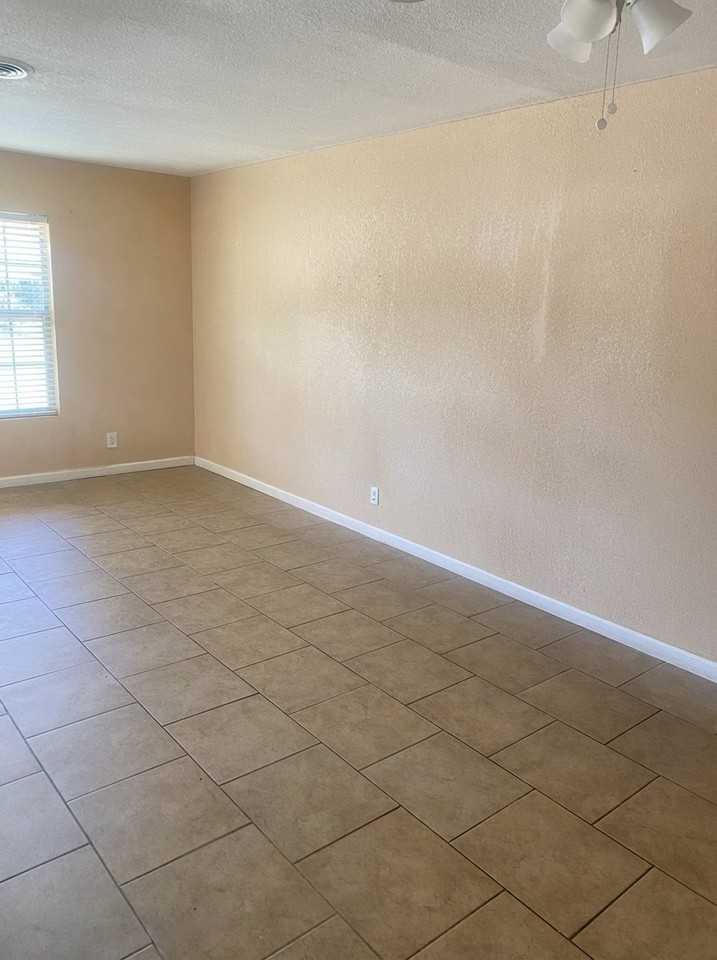 223 Dartmoor St - Photo 6 of 19
