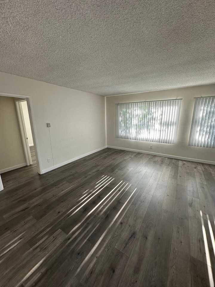 20954 Valerio St Canoga Park - Photo 4 of 14