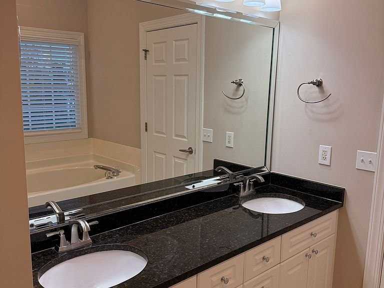 2305 Riverwood Dr - Photo 4 of 11
