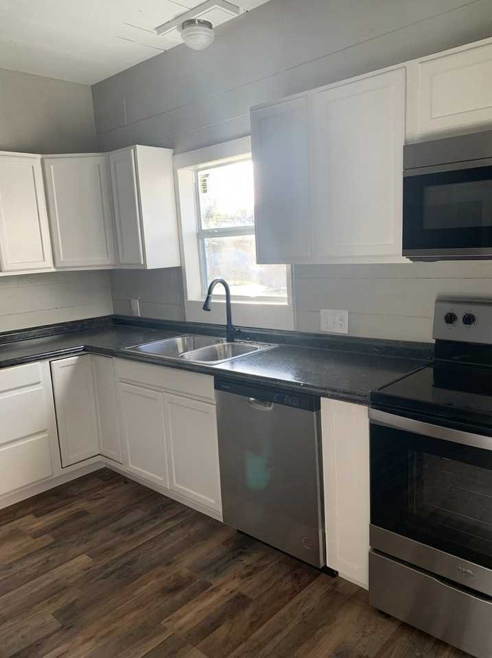 109 E Lakeview St - Photo 2 of 15