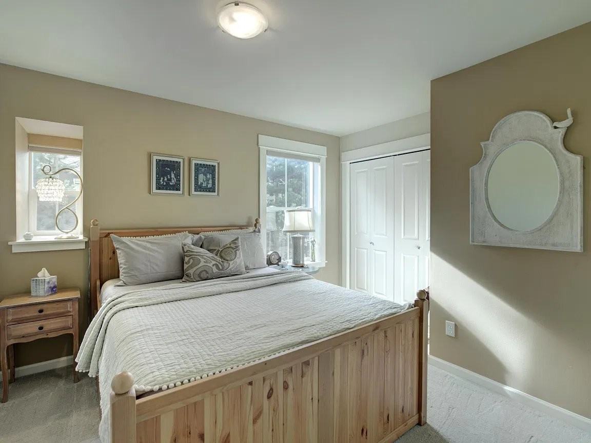 215 6th St S - Photo 3 of 5