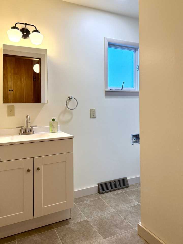 416 E Newell St - Photo 6 of 8