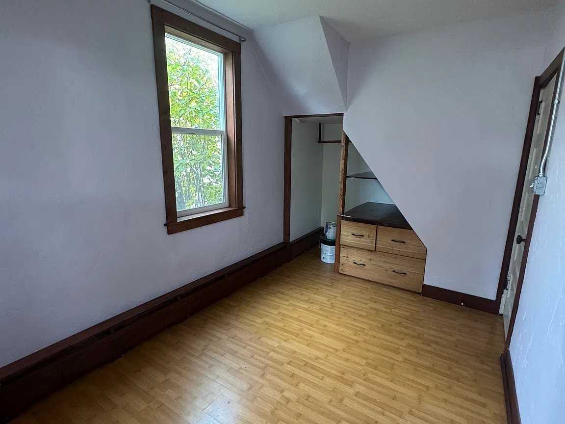 329 3rd Ave W - Photo 4 of 7