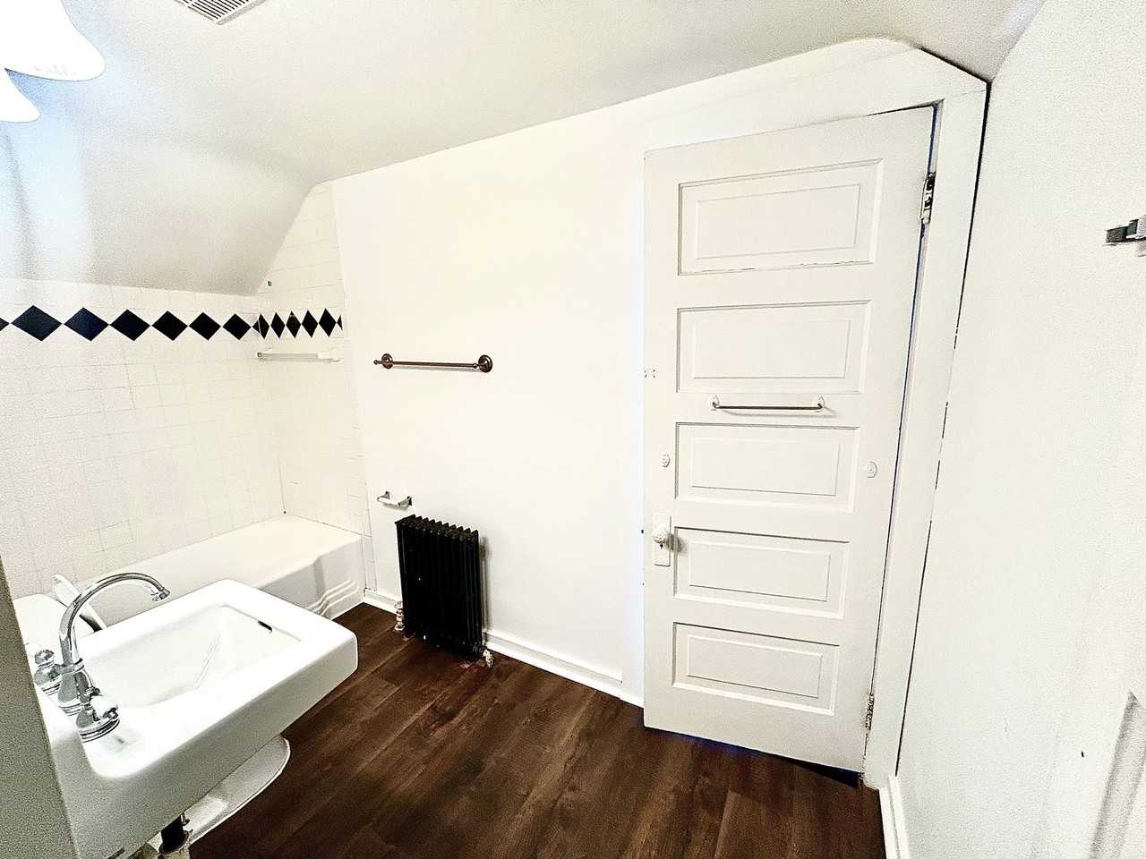 1021 Ames St #2 - Photo 4 of 9