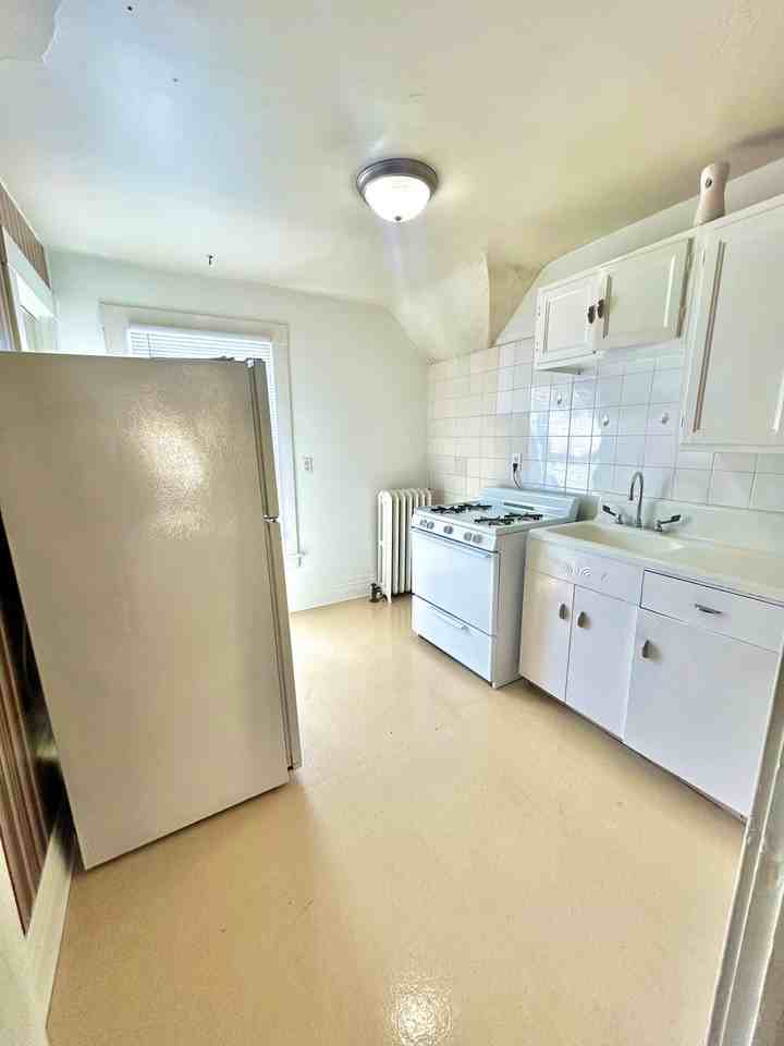 1021 Ames St #2 - Photo 7 of 9