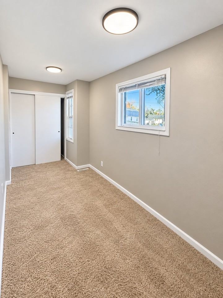 310 N Mountain St - Photo 5 of 8