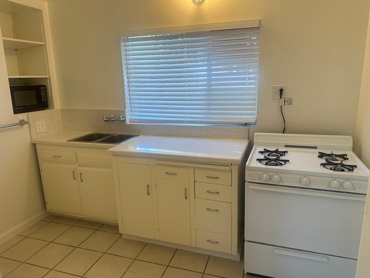 8920 Canby Ave - Photo 4 of 11