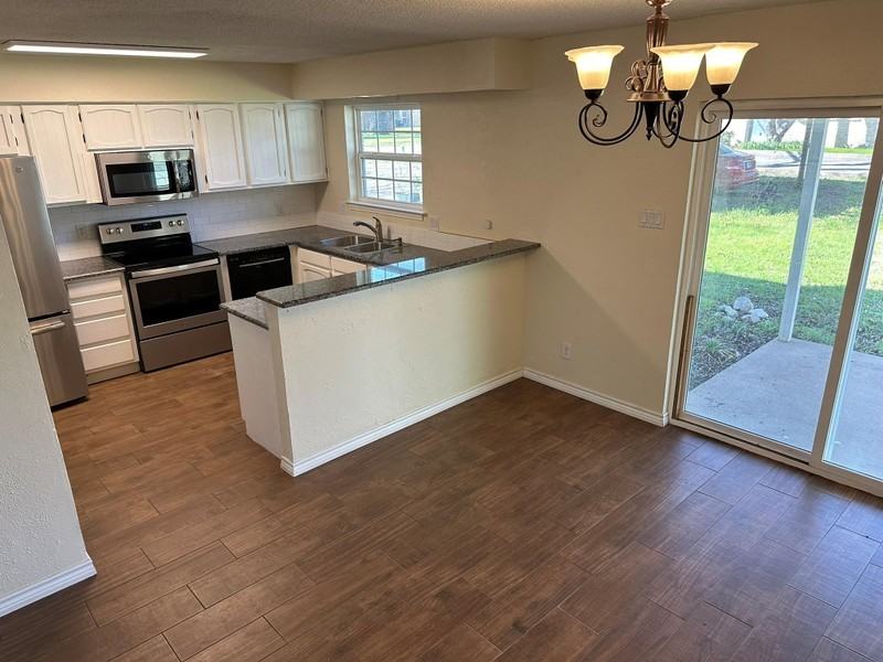 204 E Rucker St - Photo 3 of 7