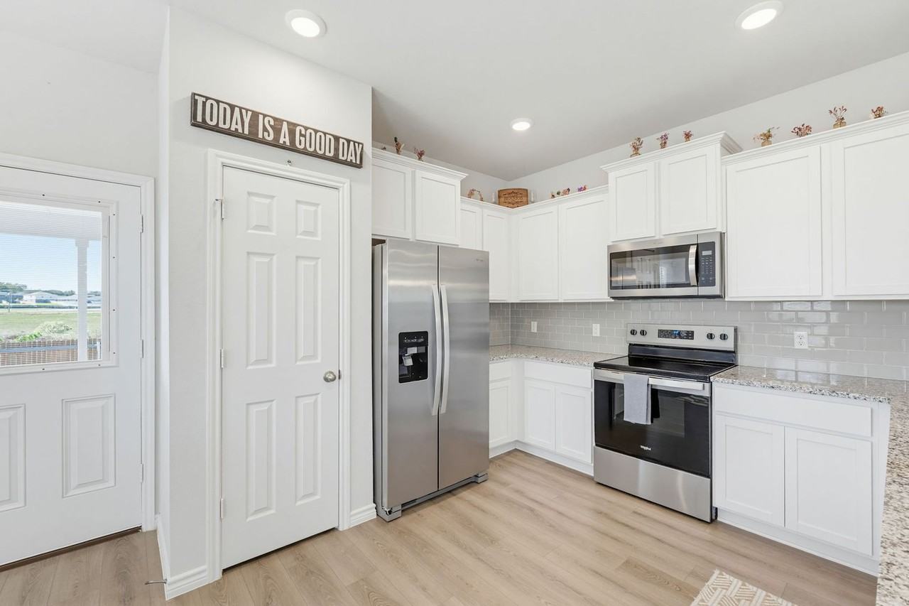 1753 Horatio St - Photo 6 of 17