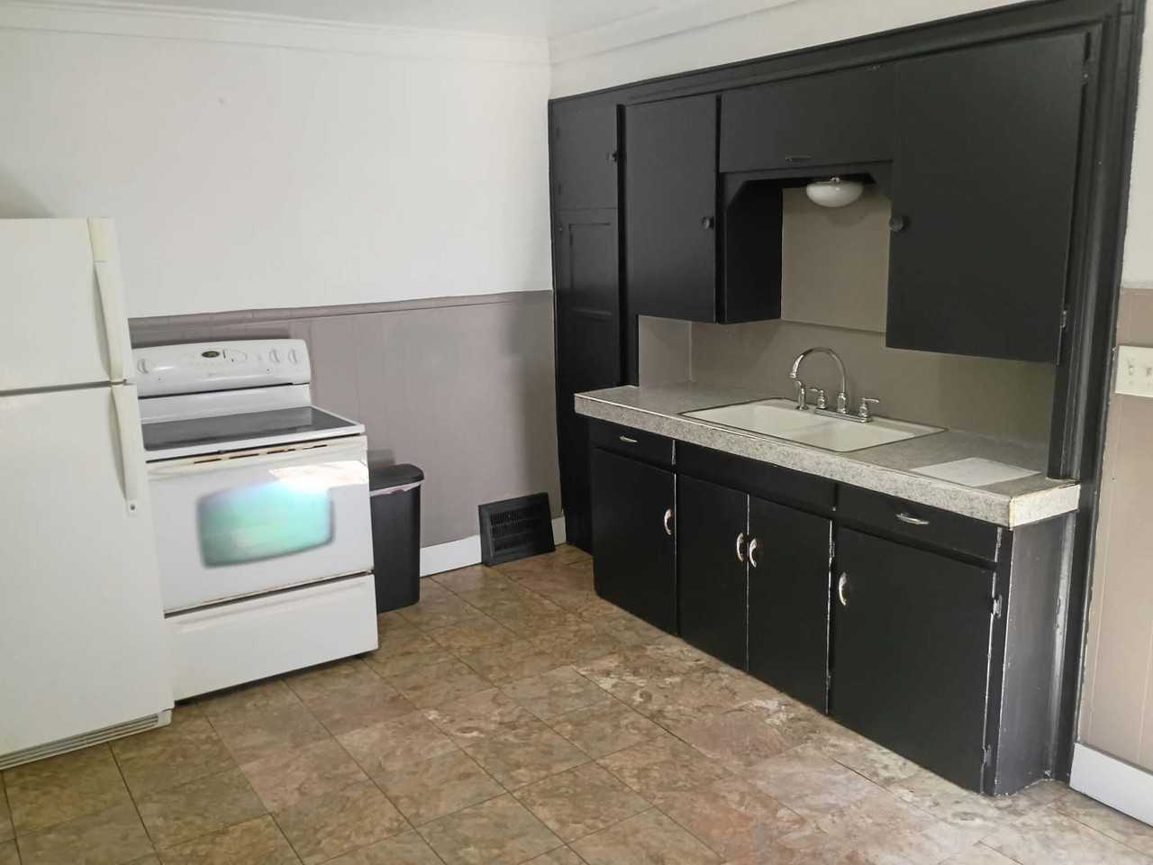 1606 Poplar St #2 - Photo 2 of 9
